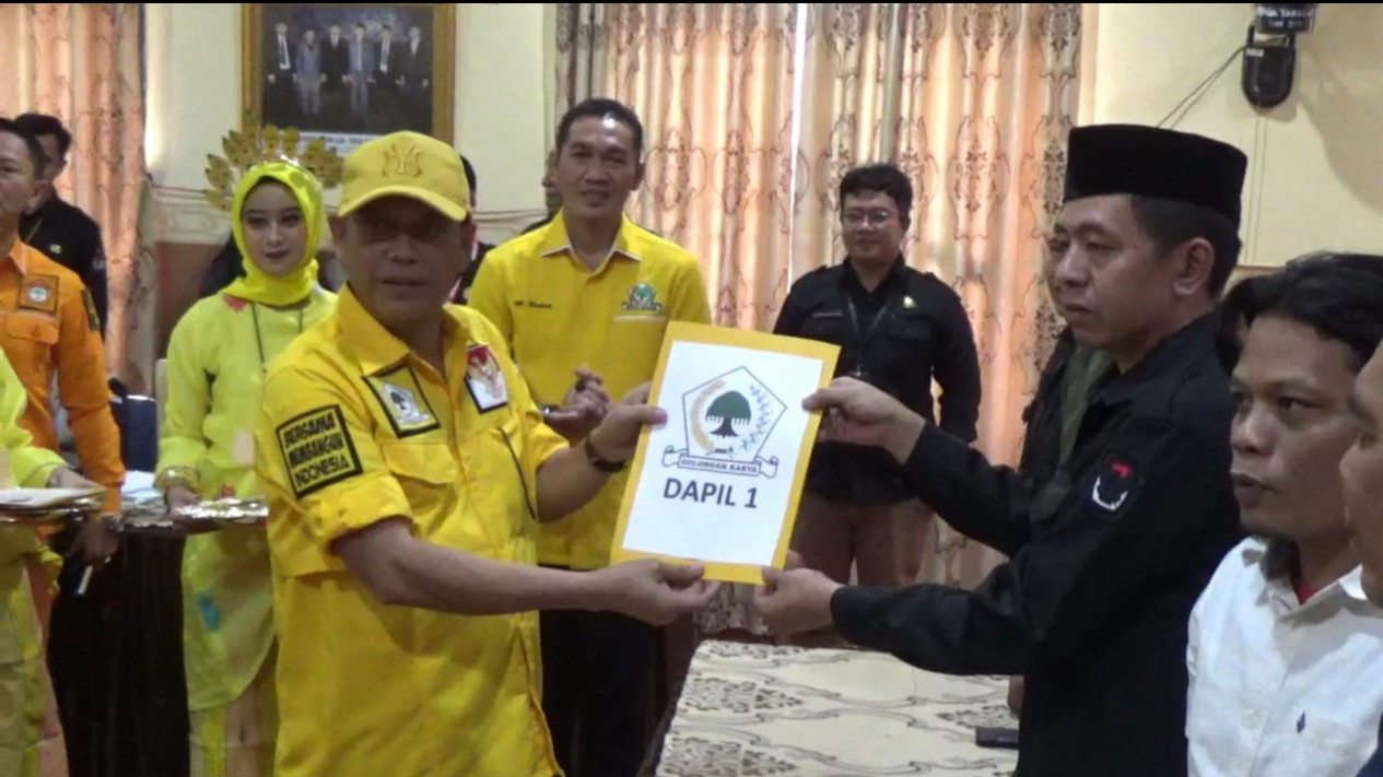 Show Of Force! 35 Bacaleg Golkar Takalar Dikawal Ribuan Pendukung Saat Daftar Ke KPUD