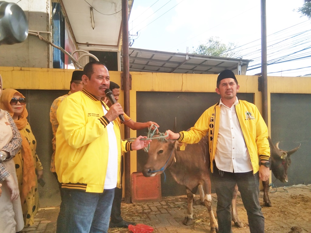 Akhmad Marjuki Salurkan 1 Ekor Kambing Untuk Tiap PK Golkar se-Kabupaten Bekasi