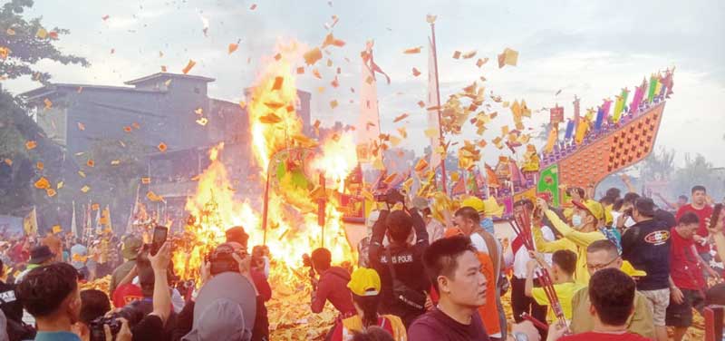 Bupati Rohil Afrizal Sintong Buka Festival Bakar Tongkang di Kelenteng Ing Hok Kiong