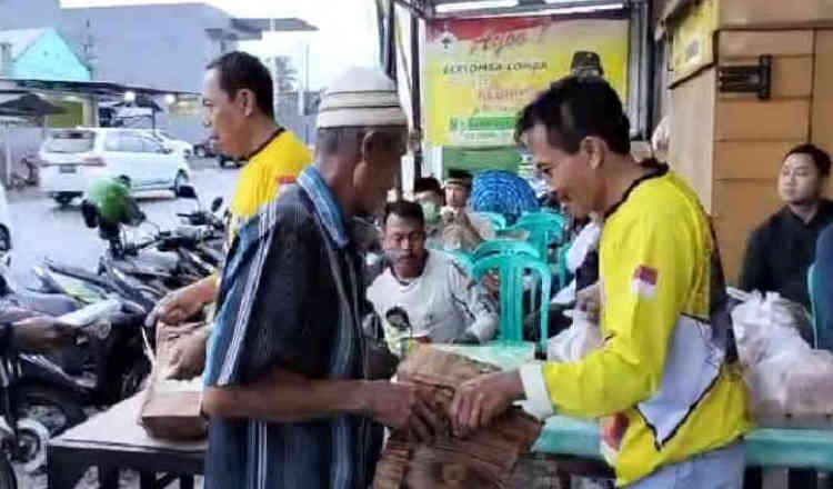 Jelang Hari Raya, Ketua Golkar Banyuwangi Ruliyono Bagikan 10 Ribu Sarung Untuk Warga