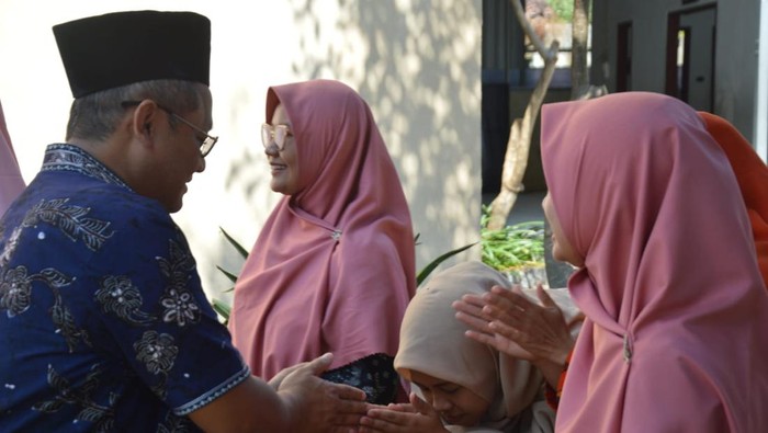 Sarmuji Berangkatkan Siswi Kediri Ikuti Olimpiade Matematika di Korsel