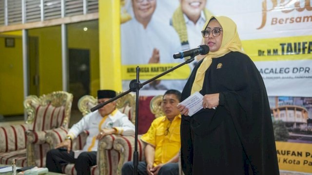 Ramadhan Peduli, Erna Rasyid Taufan Pimpin Golkar Parepare Berbagi Paket Sembako