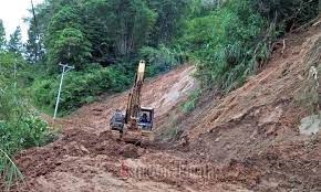 Aset BPBD Toraja Utara Rusak, John Rende Mangontan Turunkan Alat Berat Bersihkan Longsor di Sereale