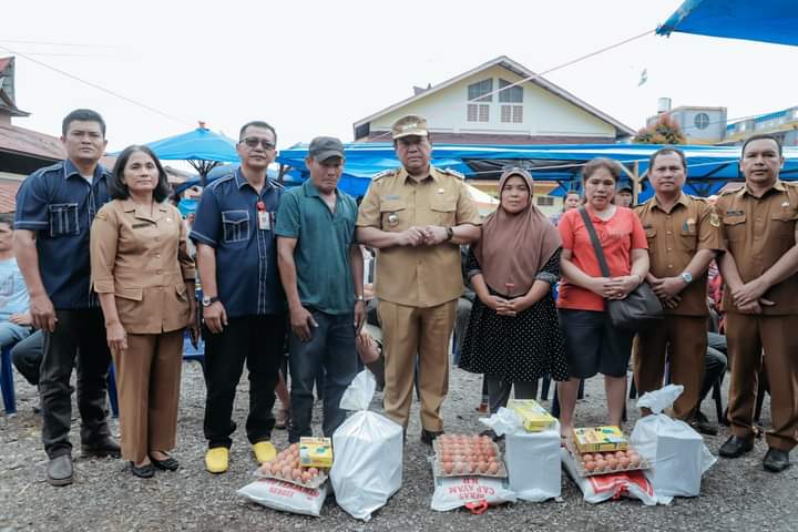 Bupati Eddy Berutu Berikan Bantuan Kepada Pedagang Korban Kebakaran di Pasar Sidikalang