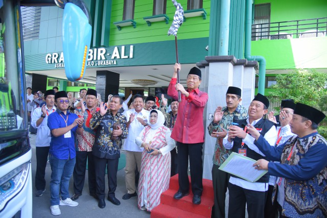 Lepas Calon Jamaah di Surabaya, Muhammad Ali Ridha Komitmen Kawal Pelaksanaan Ibadah Haji 2023