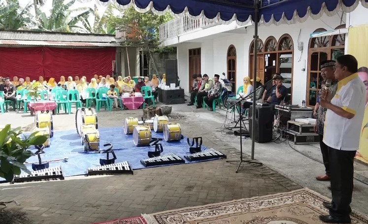 Gandung Pardiman Berikan Bantuan Alat Drum Band PPWI di Imogiri, Bantul