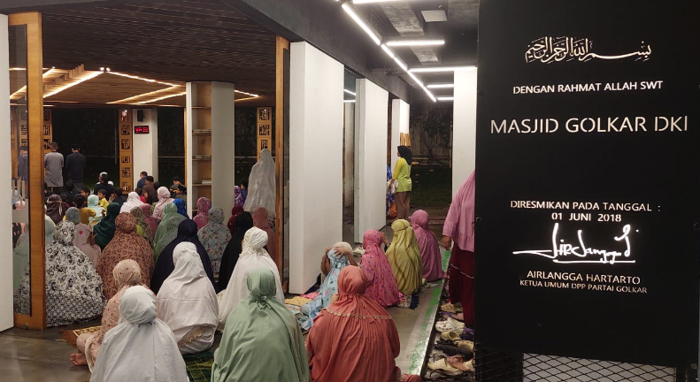 Jamaah Shalat Tarawih Berjamaah di Masjid Golkar DKI Jakarta Membludak