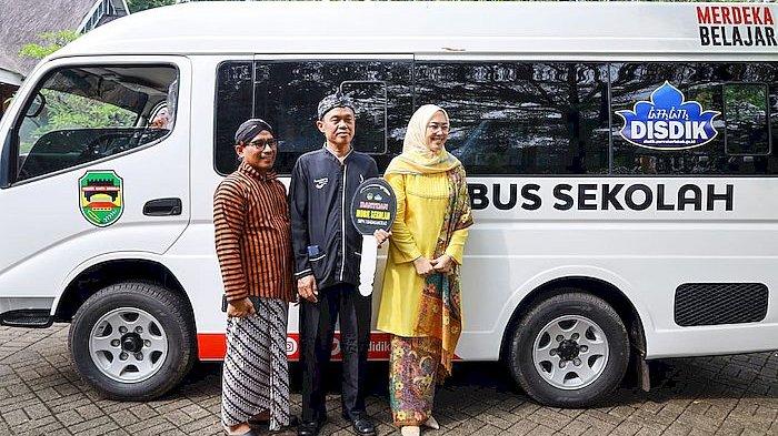 Hardiknas 2023,  Anne Ratna Mustika Serahkan Bantuan Bus Sekolah dan Motor Operasional Untuk Kepsek