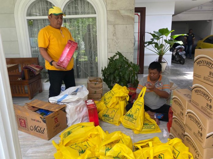 Hamdani Syahputra Pimpin Partai Golkar Deli Serdang Berikan Sembako Bagi Warga Korban Banjir Bandang di Sembahe