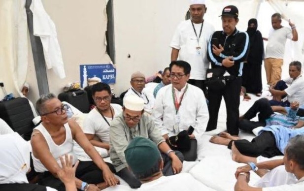 John Kenedy Azis Saksikan Pemandangan Menyedihkan Jemaah Haji RI di Mina, Kepanasan Hingga Tidur di Gang Kecil