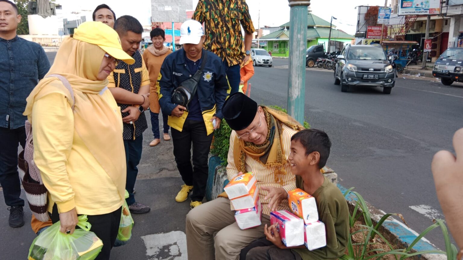 Golkar Bengkulu Berbagi: Rohidin Mersyah Tebar Ribuan Takjil dan Santunan di Panti Asuhan