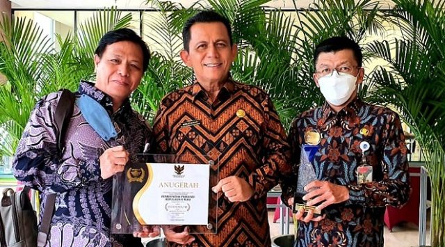 Gubernur Kepri Ansar Ahmad Terima Penghargaan Keterbukaan Informasi Publik 2022