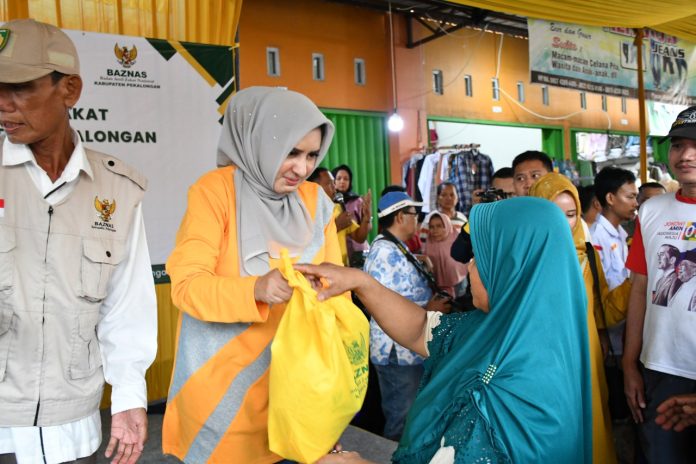 Fadia Arafiq Serahkan 2.000 Paket Sembako Idul Fitri Kepada Masyarakat Tak Mampu di Pekalongan