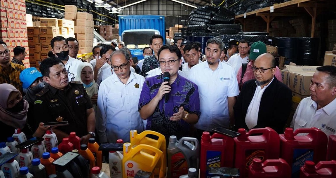 Jerry Sambuaga Bersama PTKN Kemendag Sita 200 Ribu Botol Oli Palsu Dari Pabrik di Tangerang