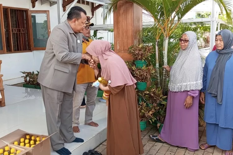 Sosialisasi Pemilu, Tajudin Tabri Bagikan 100 Botol Minyak Goreng Ke Warga Limo Depok