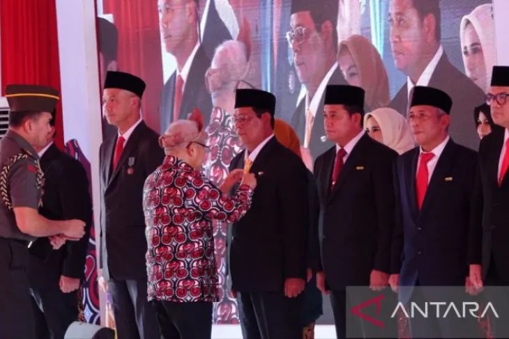 Berhasil Turunkan Stunting, Gubernur Kalsel Sahbirin Noor Raih Satyalancana Wira Karya