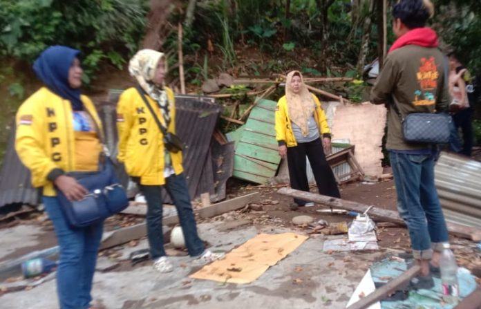 Dipimpin Andi Rusmiati Rustham, KPPG Sinjai Bantu Korban Puting Beliung di Desa Kompang