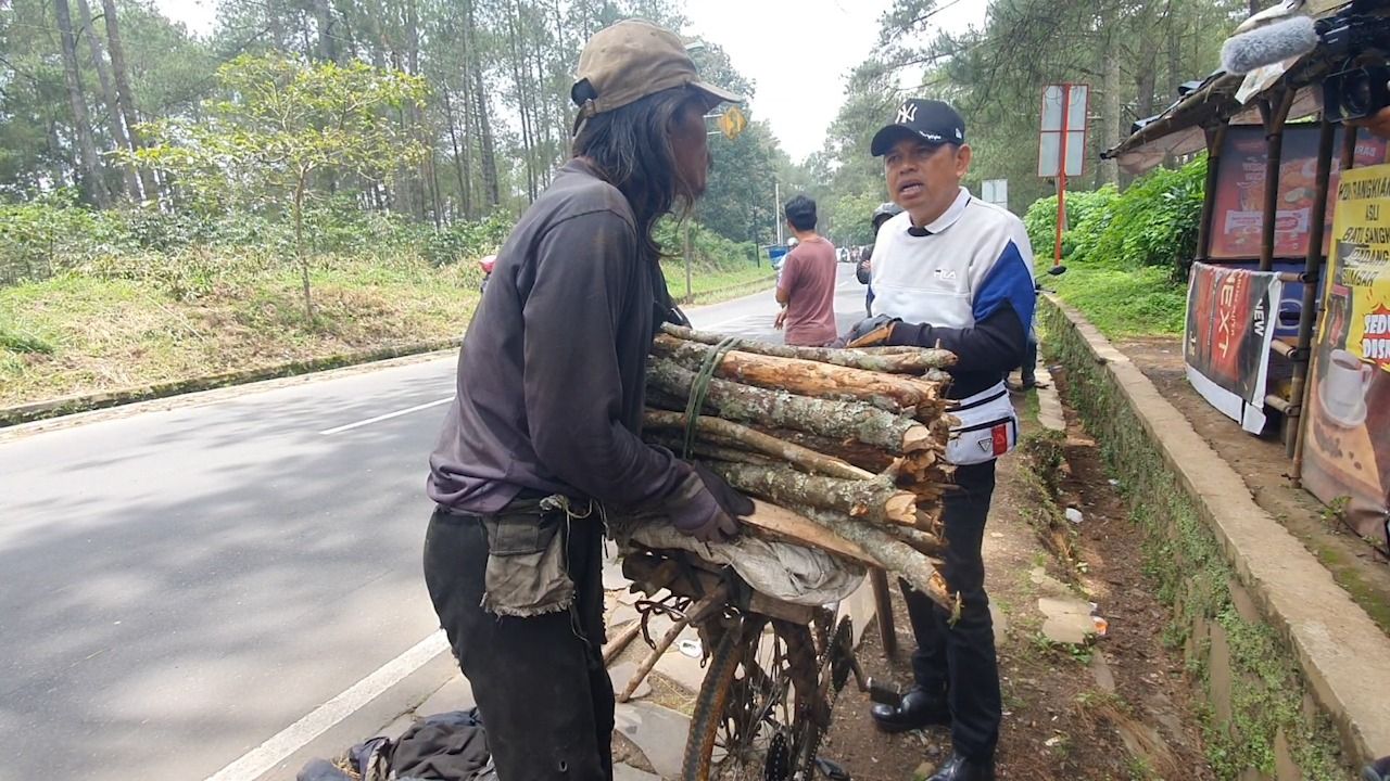 Dedi Mulyadi Kagum Sosok Pencari Kayu Bakar Yang Mahir Bahasa Arab dan Inggris