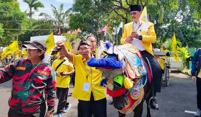 Syaefudin Tunggangi Kuda Hitam Saat Daftarkan 50 Orang Bacaleg Partai Golkar Indramayu