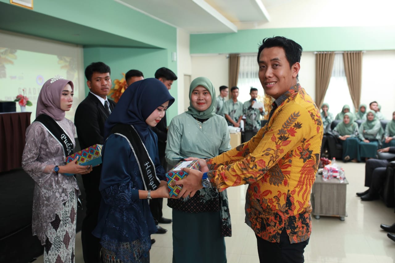 Tingkatkan Kualitas SDM Cianjur, Firman Mulyadi Bagikan Beasiswa dan Bangun Sarana Pendidikan