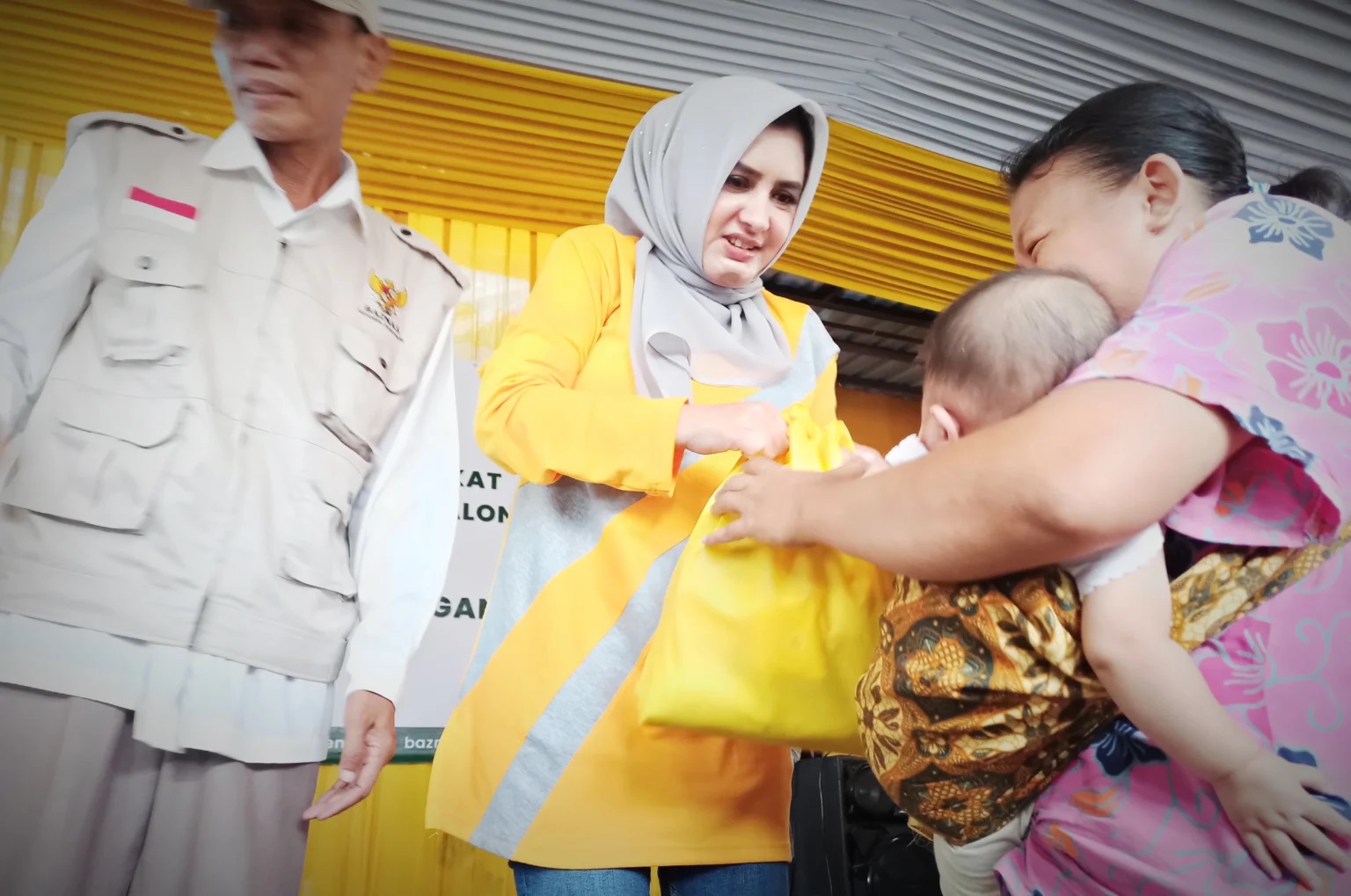 Fadia Arafiq Bagikan Ribuan Paket Lebaran di Pasar Rakyat Pekalongan