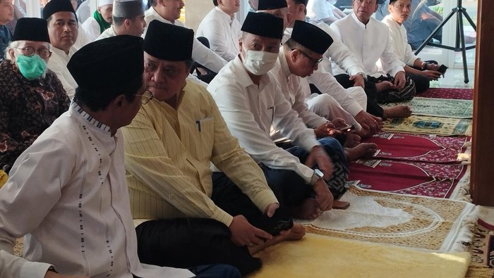 Bersama Aburizal Bakrie, Airlangga Hartarto Shalat Id di Masjid Ainul Hikmah DPP Partai Golkar