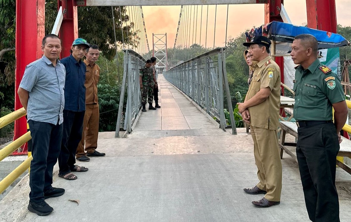 Bambang Hermanto Tinjau Pembangunan Jembatan Gantung di Kabupaten Cirebon