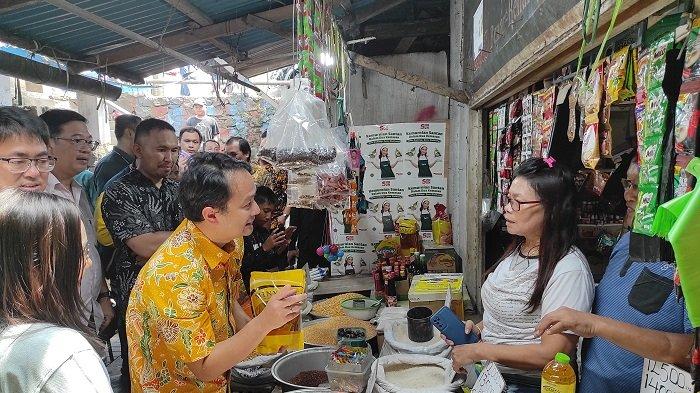 Sidak Pasar Bahu Manado, Jerry Sambuaga Dapat Keluhan Sulitnya Pasokan Beras Bulog dan Minyakita