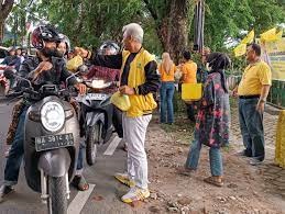 Desra Ediwan Pimpin Pengurus Partai Golkar Sumbar Bagikan ‘Pabukoan’ Untuk Masyarakat