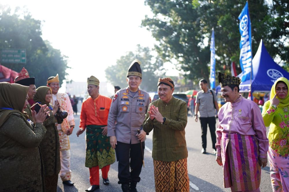 Parade Budaya Nusantara, Gubri Syamsuar Kenakan Baju ‘Surjan’ Adat Jawa