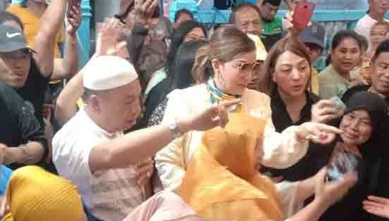 Kunjungi Bazar Ramadhan Amurang, Tetty Paruntu Terkesan APK Para Sesepuh Partai Golkar Masih Terpampang