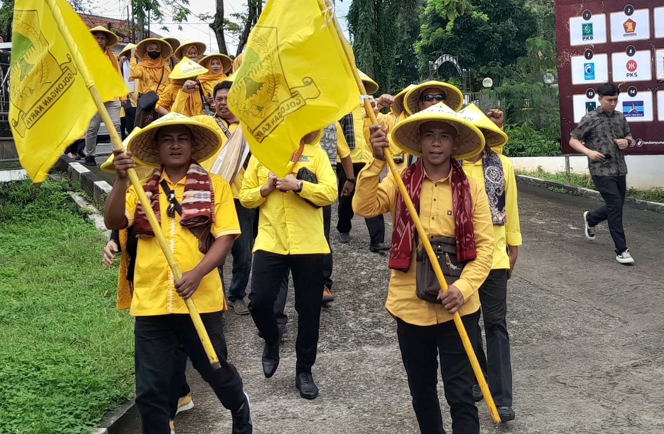 Komitmen Perjuangkan Petani, Partai Golkar Banyumas Daftar Bacaleg Kenakan Caping