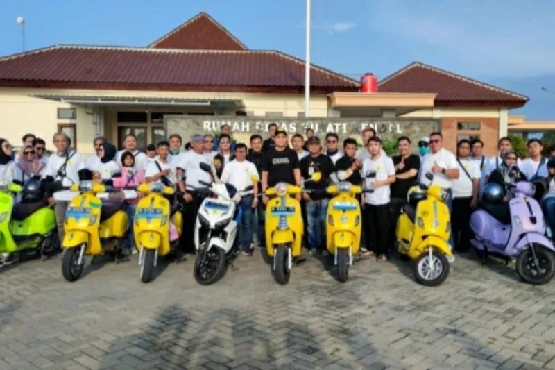 Dico Ganinduto ‘Ngabuburide’ Bareng Komunitas Motor Listrik Kendal