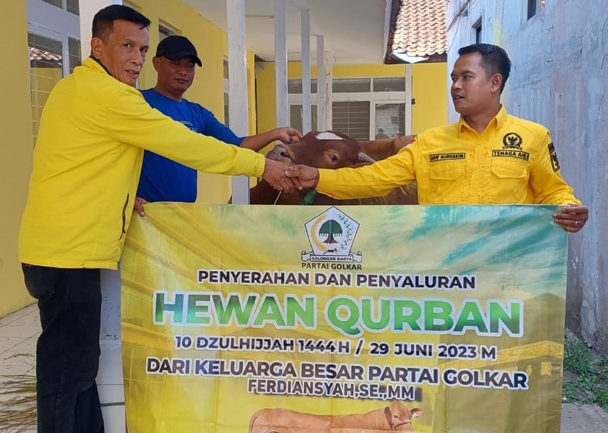 Ferdiansyah Serahkan Hewan Kurban Untuk DPD II Partai Golkar Garut