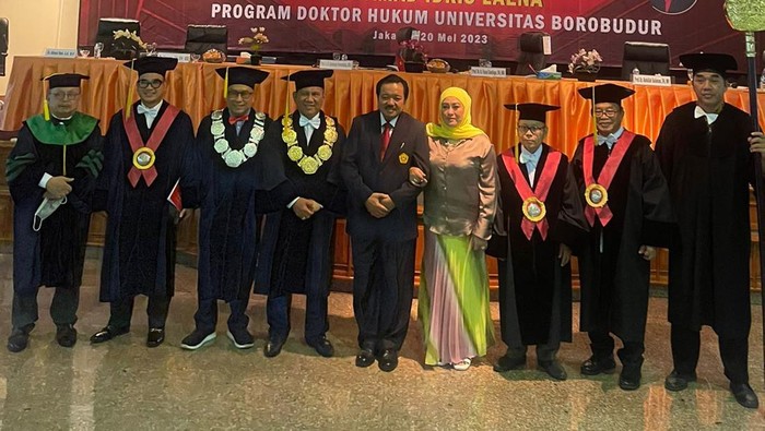 Selamat! Idris Laena Raih Gelar Doktor Bidang Ilmu Hukum Dengan Predikat Cum Laude