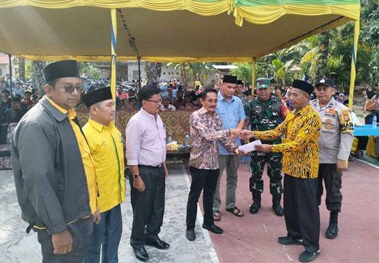 Anggota DPRD Riau, Sari Antoni Berikan Bantuan Penerangan Jalan Untuk Desa Bangun Jaya, Rohul