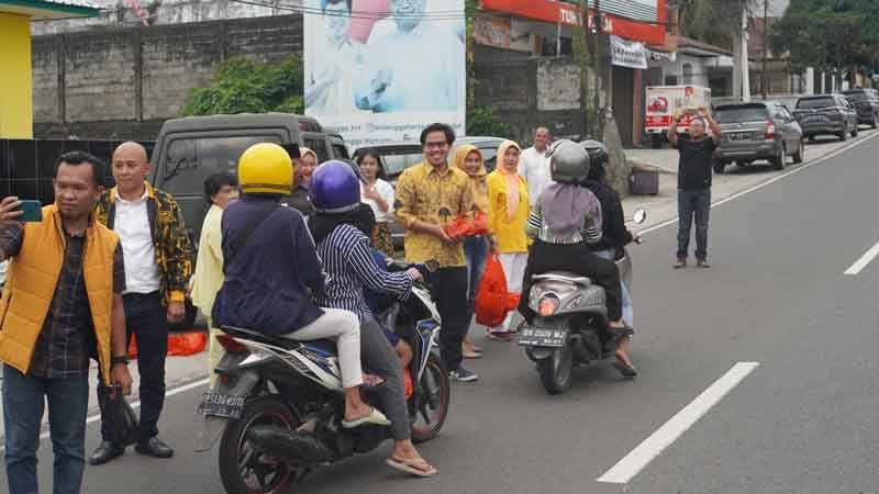 Yoga Nursiwan Pimpin Golkar Belitung Bagikan Takjil Gratis Kepada Masyarakat