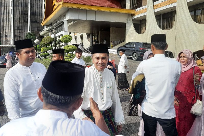 Usai Shalat Id, Gubri Syamsuar Diserbu Ribuan Warga Untuk Bersalaman