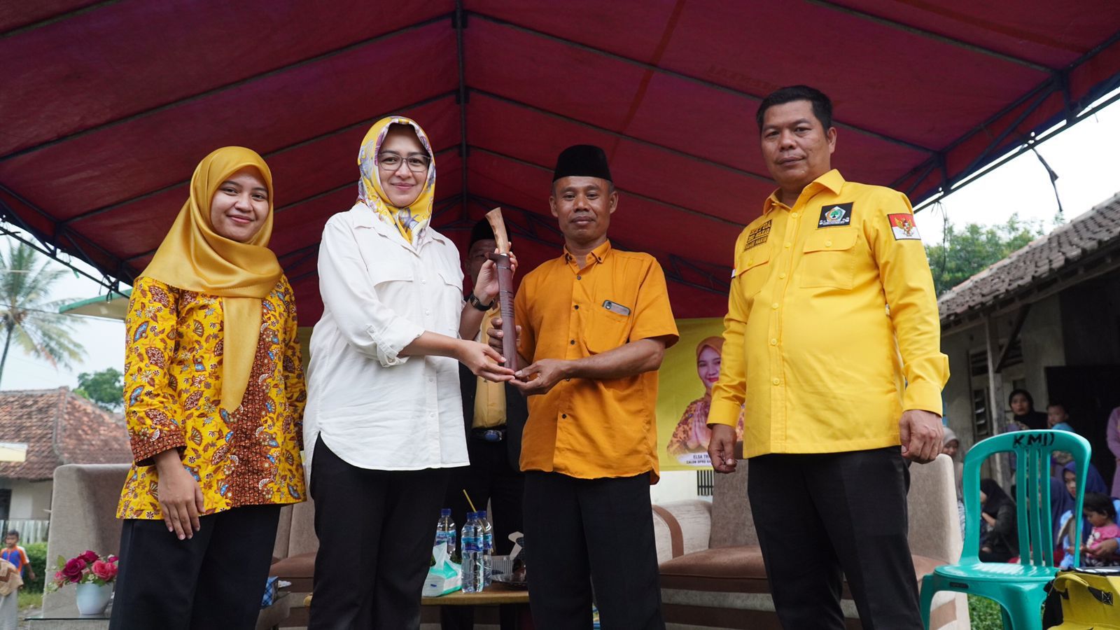 Airin Rachmi Diany Dapat Hadiah Sebilah Golok Dari Masyarakat Baros