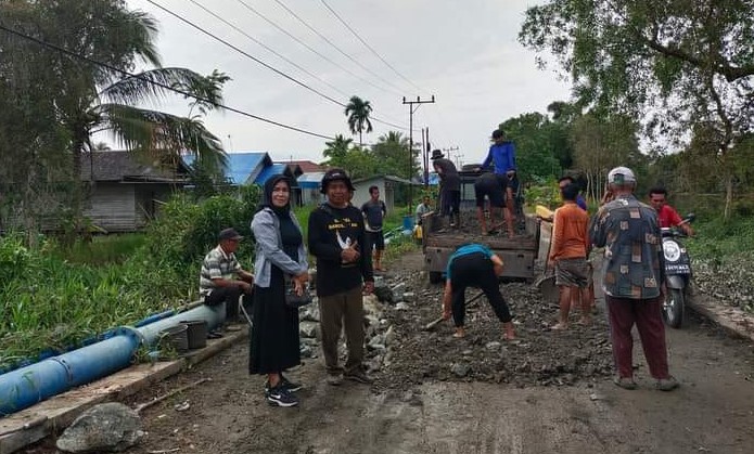 Dengar Aduan Masyarakat, Rusmiyati Gunakan Kocek Sendiri Perbaiki Jalan di Barambai Muara