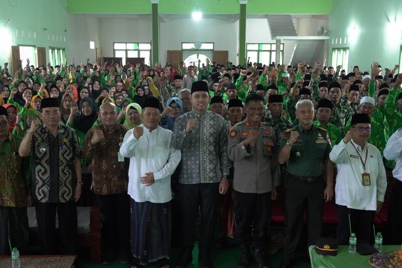 Dico Ganinduto Serahkan Bantuan Hibah Untuk Ratusan Guru Agama Non Formal di Kendal