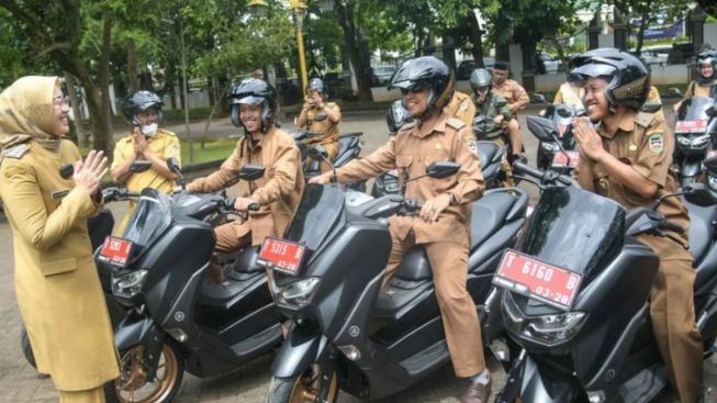 Bupati Purwakarta, Anne Ratna Mustika Bagikan 183 Sepeda Motor Untuk Pemerintah Desa