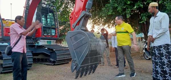 Firman Soebagyo Serahkan Bantuan Excavator Untuk Pokdakan Mina Bahari di Pati