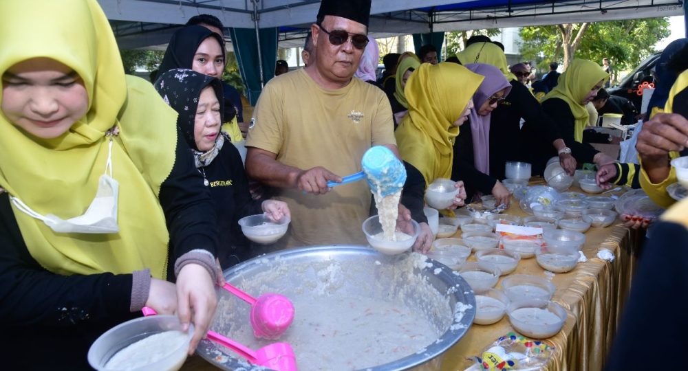 Jadi Tradisi, Sahbirin Noor Bagikan 5.000 Porsi Bubur Asyura Untuk Masyarakat Kalsel