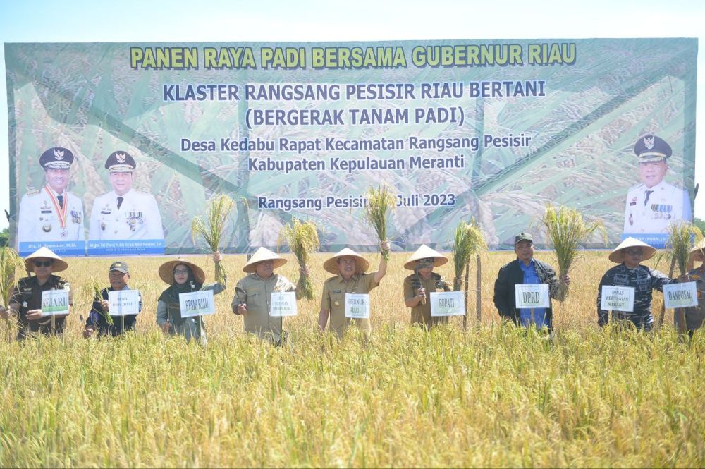 Panen Raya di Desa Kedabu Rapat, Gubri Syamsuar Beri Bantuan Alsintan Untuk Petani