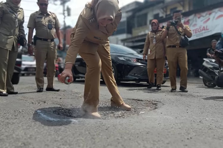 Bupati Fadia Arafiq Minta Pemda Responsif Pelihara dan Perbaiki Jalan Rusak di Pekalongan