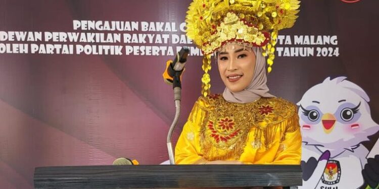 Kenakan Baju Adat Sulawesi Saat Daftar ke KPUD, Bacaleg Milenial Golkar Kota Malang  Kartika Curi Perhatian Publik