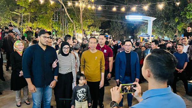 Ridwan Kamil Dampingi Jokowi Kunjungi Pasar Kreatif Jabar di Bandung