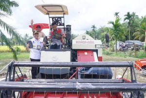 Peduli Petani, Gubri Syamsuar Beri Bantuan Alsintan Saat Panen Raya di Bengkalis