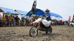 Pesta Panen Meriah di Lutra, Indah Putri Indriani Ikut Balap Ojek Gabah